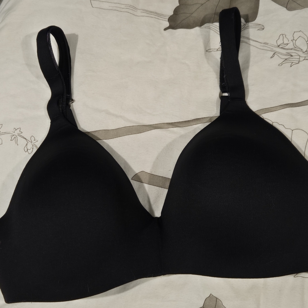 Hanes Womans Black Bra 38C Super Soft.